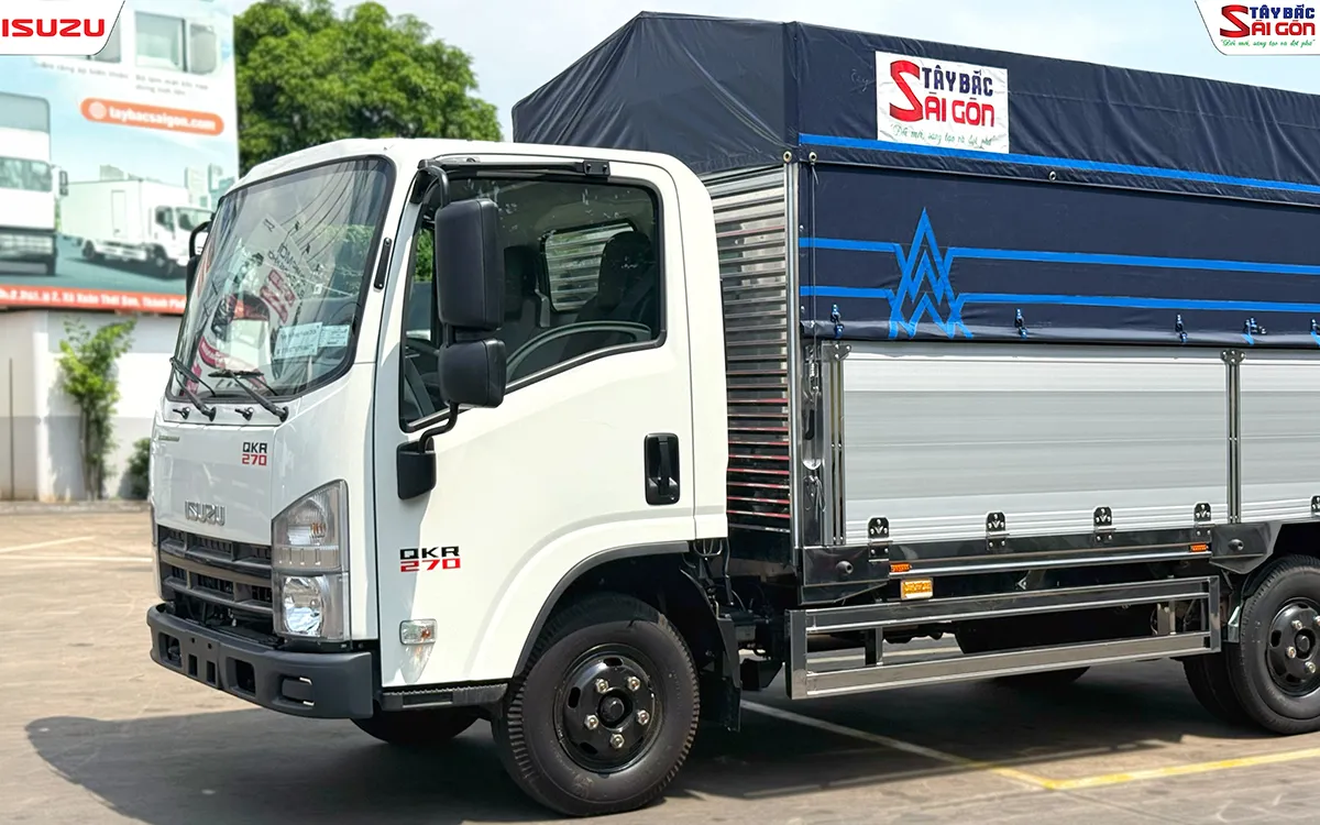 Xe tải ISUZU QKR270 thùng mui bạt nhìn chéo từ phía trước, thấy cabin và mui bạt