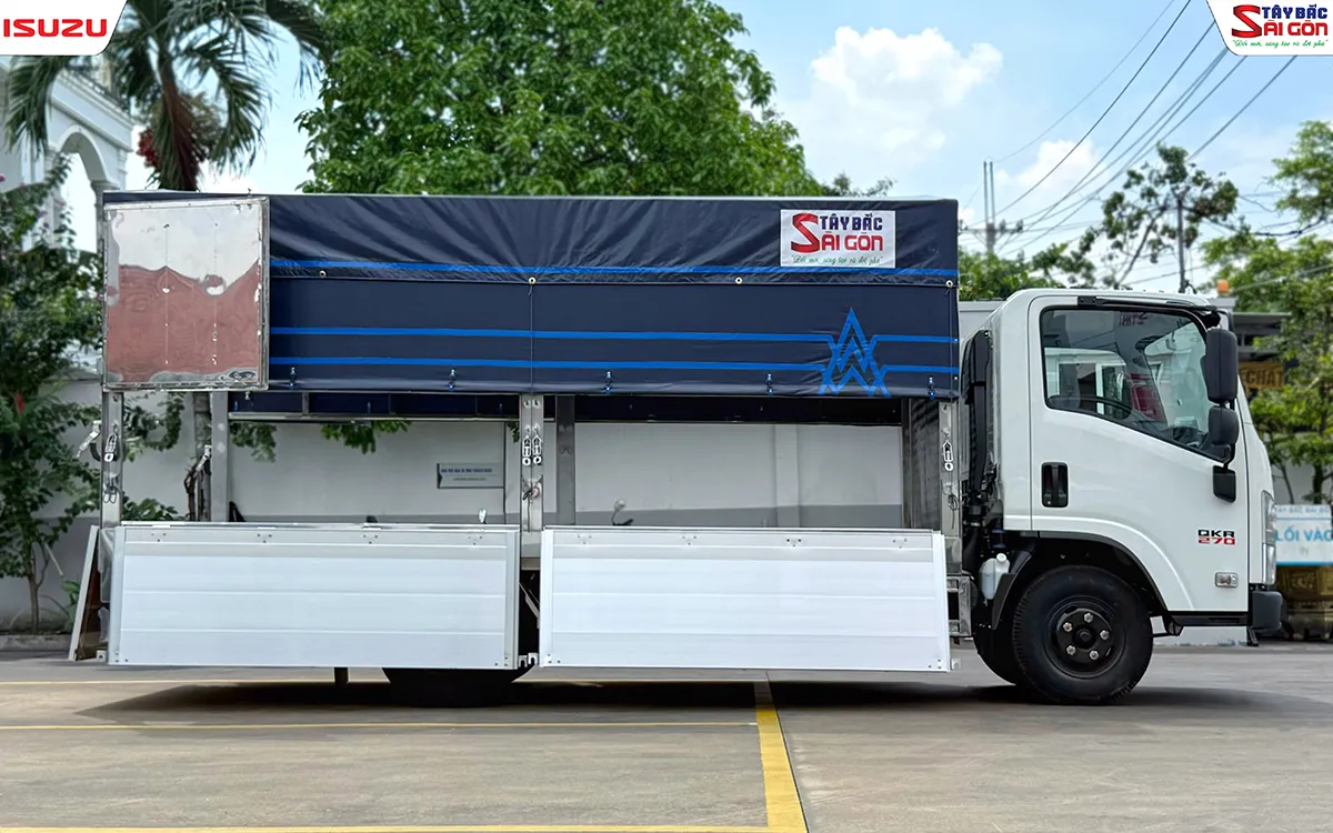 Xe tải ISUZU QKR270 thùng mui bạt nhìn ngang khi mở bửng hông
