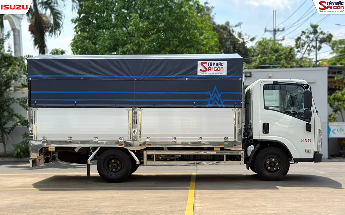 Xe tải ISUZU QKR270 thùng mui bạt nhìn ngang bên phải, mui bạt phủ kín thùng