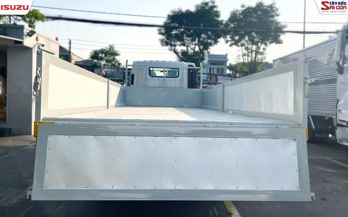 Sàn thùng lửng dài và bửng sau hạ xuống trên xe tải NQR550