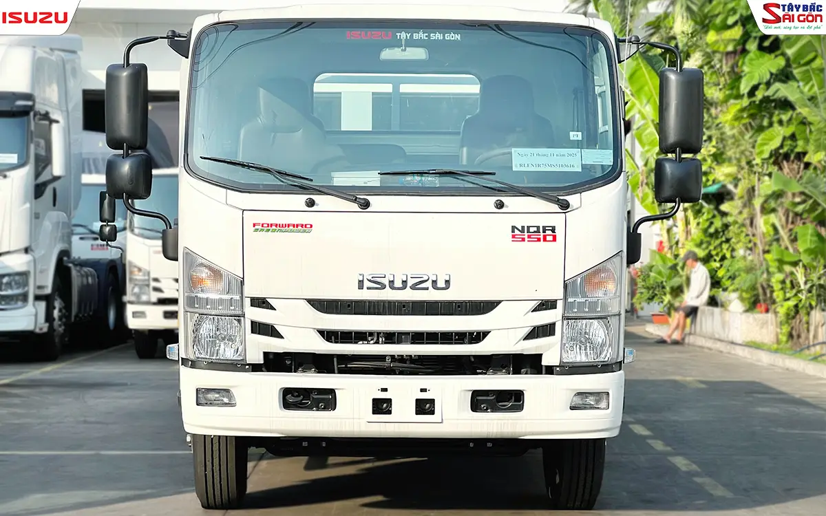 Đầu cabin xe tải ISUZU NQR550 nhìn chính diện