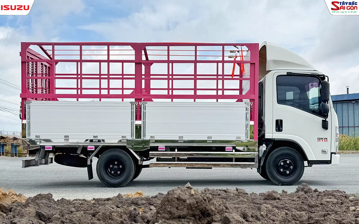 Hông xe tải ISUZU QKR210 thùng mui bạt, bửng nhôm và khung kèo sơn hồng