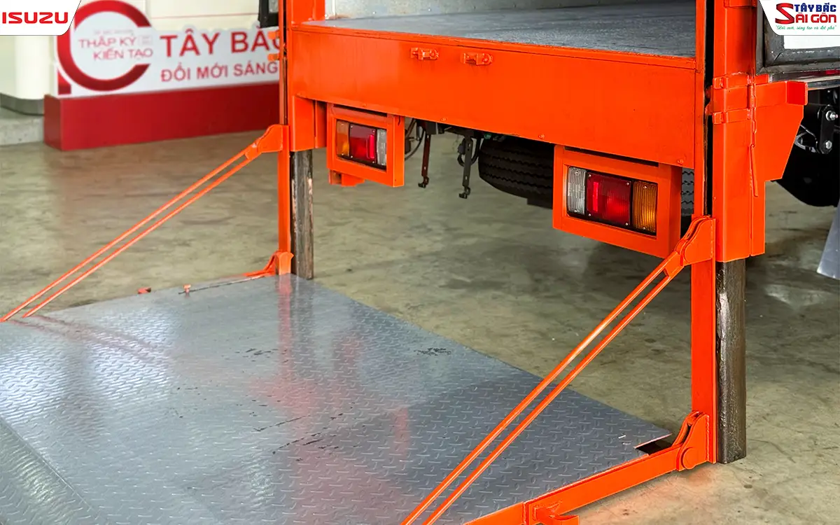 Bàn nâng thủy lực sơn màu cam hạ sát mặt đất