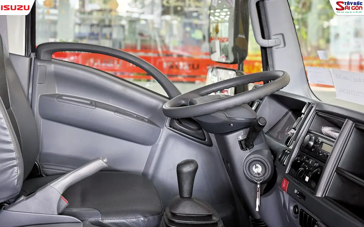 Khoang lái cabin ISUZU QKR210 với vô lăng, cần số và ba chỗ ngồi