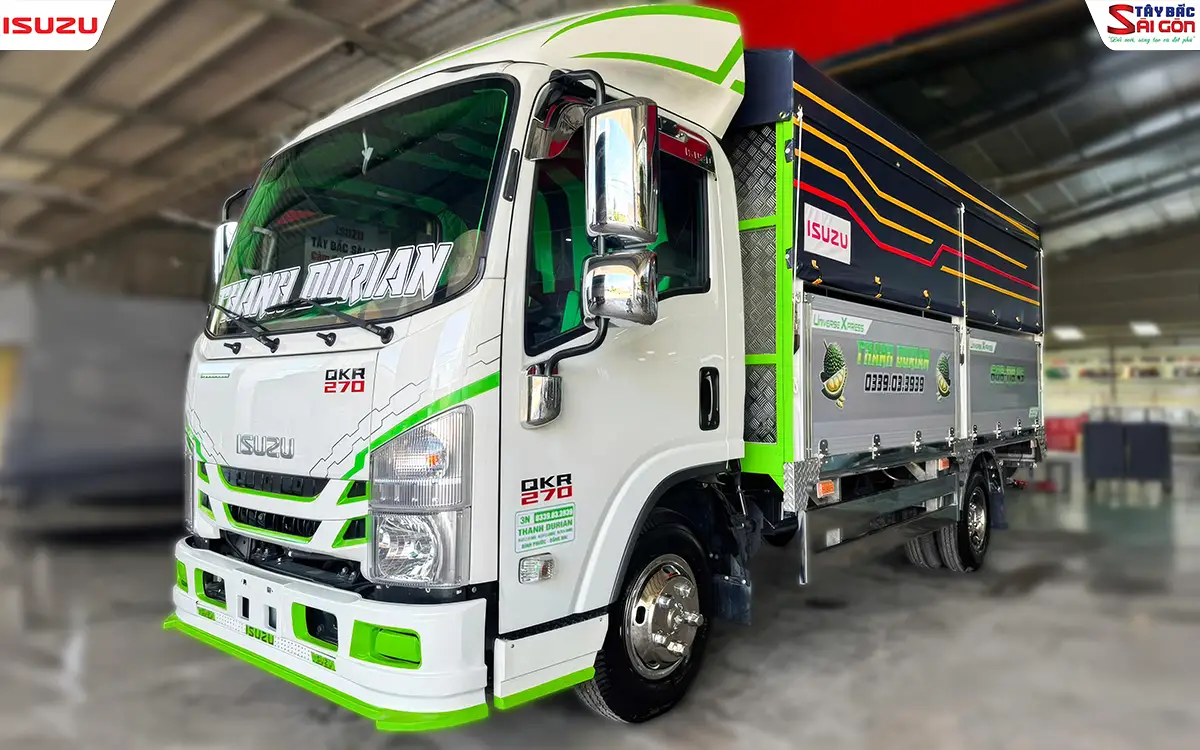Xe tải ISUZU QKR270 thùng mui bạt bửng nhôm nhìn góc 3/4 phía trước