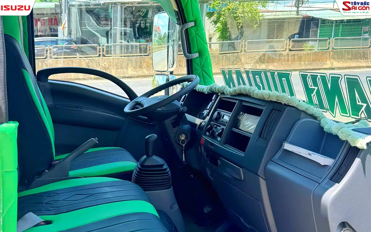 Khoang lái xe tải ISUZU QKR270 với vô lăng và ghế ngồi